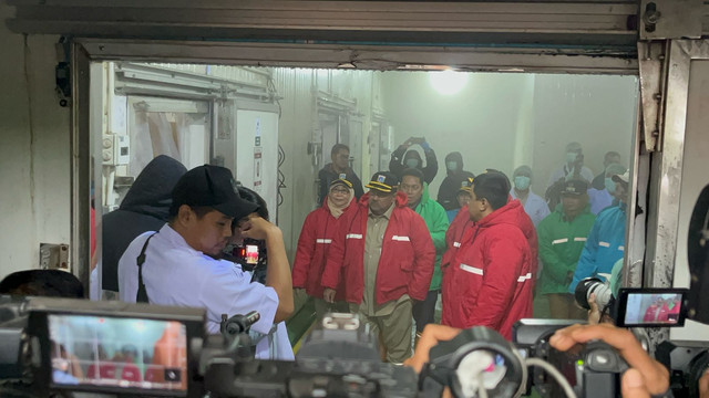 Wakil gubenur Jakarta Rano Karno  meninjau ketersediaan kebutuhan pokok di cold storage perumda jaya, jakarta timur, sabtu (22/2). Foto: Rayyan Farhansyah/kumparan