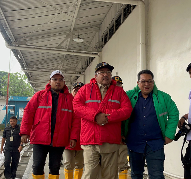 Wakil gubenur Jakarta Rano Karno  meninjau ketersediaan kebutuhan pokok di cold storage perumda jaya, jakarta timur, sabtu (22/2). Foto: Rayyan Farhansyah/kumparan