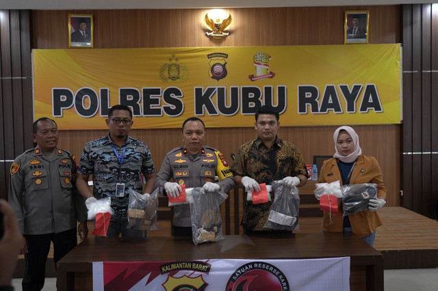 Polisi menunjukkan barang bukti sabu yang diamankan dari 4 IRT di Kubu Raya. Foto: Dok. Polres Kubu Raya