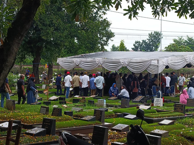 Suasana di TPU Tanah Kusir, Jakarta Selatan, Sabtu (22/2). Foto: Zamachsyari/kumparan