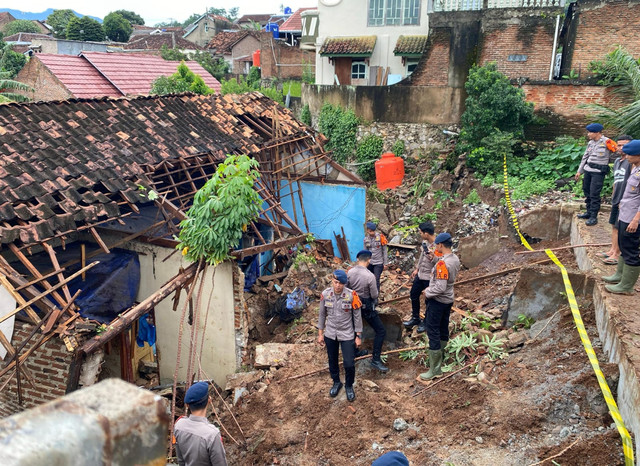 Lokasi Pasutri yang meninggal tertimbun tanah longsor di Gang Kelinci, Gedong Air, Tanjung Karang Barat, Kota Bandar Lampung. | Foto: Sinta Yuliana/Lampung Geh