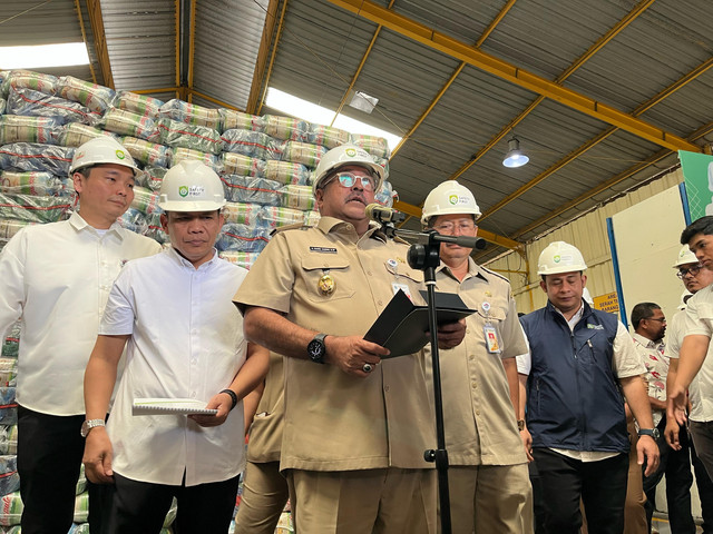 Wagub DKI Jakarta Rano Karno (Si Doel) usai meninjau bahan pokok di Pasar Induk Cipinang, Jakarta Timur, Sabtu (22/2). Foto: Alya Zahra/kumparan 