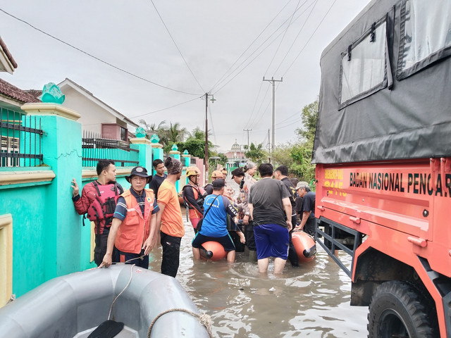 Evakuasi korban banjir di Perumahan Tanjung Raya Permai, Tanjung Senang. | Foto: Eka/Lampung Geh 