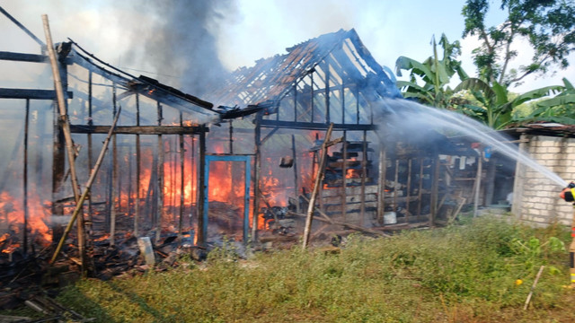 Kebakaran rumah milik Winarno (40) yang berlokasi di Desa Kalirejo, Kecamatan Ngraho, Kabupaten Bojonegoro, Jawa Timur. Sabtu pagi (22/02/2025) (Aset: Istimewa)