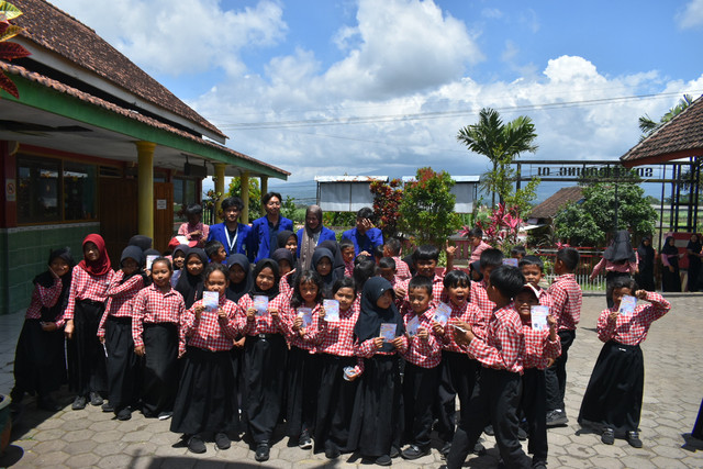 Foto bersama siswa siswi SDN 1 Srigading saat pembagian Brosur Bimbel Gratis