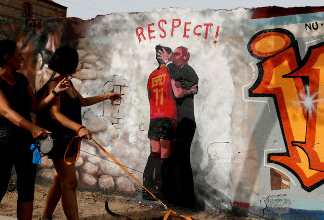 Mural Luis Rubiales mencium Jenni Hermoso di Barcelona.  Foto: Bruna Casas/Reuters