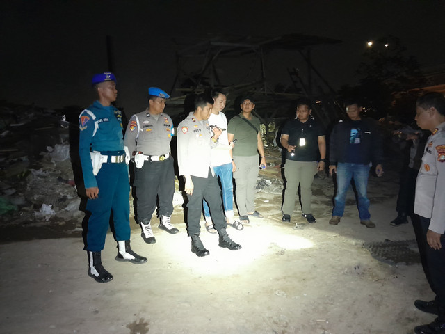 Sejumlah polisi berada di lokasi penganiayaan di lahan kosong kelapa gading. Foto: Dok. Istimewa