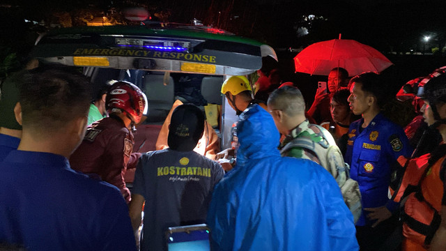 Evakuasi mobil terprosok di Siring, Di perbatasan Campang Jaya dan Campang Raya, Kec Sukabumi Kota Bandar Lampung | Foto: Istimewa