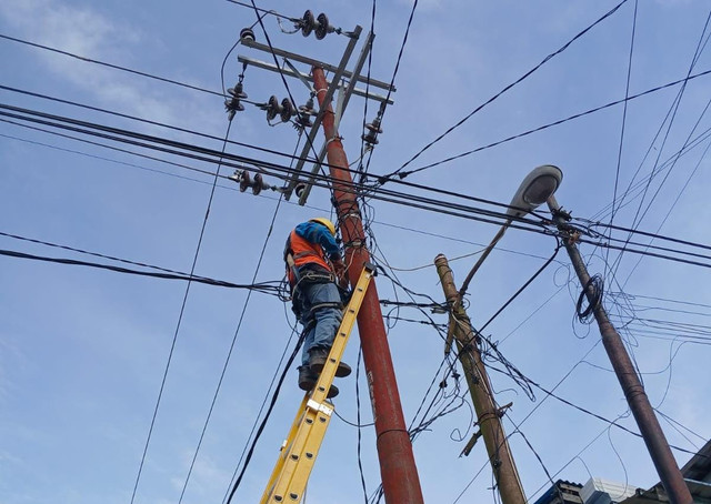 Petugas Pelayanan Teknik saat ini tengah melakukan perbaikan pada kabel yang terhubung ke rumah pelanggan. Foto: Dok. PLN Ketapang