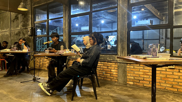 Sesi monolog dari buku Balerina Mesra dalam acara 'Gala Balerina' di Bermuda Coffee, Jalan Irian, Pontianak pada Jumat malam, 21 Februari 2025. Foto: Alycia Tracy Nabila/Hi!Pontianak