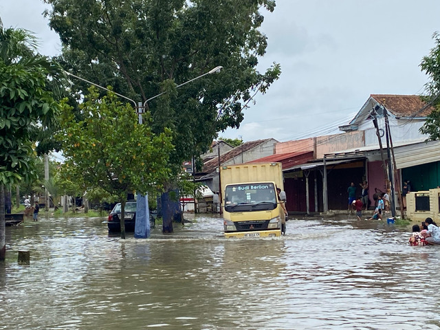 Ruas jalan Raflesia, Tanjung Senang, Bandar Lampung terendam banjir. | Foto: Sinta Yuliana/Lampung Geh