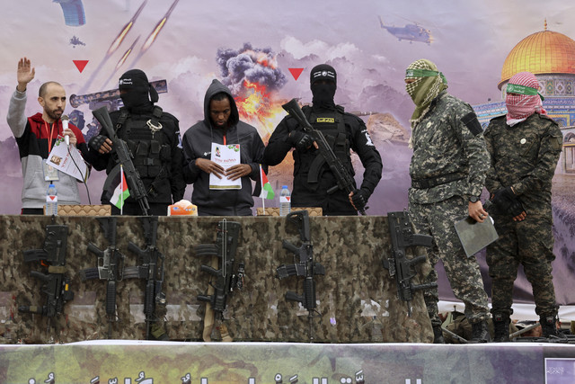 Konferensi pers pembebasan sandera Israel yang dibebaskan oleh Hamas di di Rafah, Jalur Gaza selatan, Sabtu (22/2/2/2025). Foto: OMAR AL-QATTAA/AFP