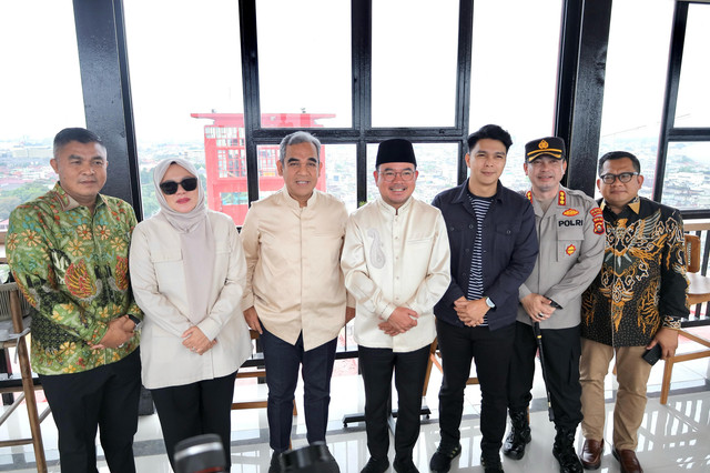 Sekda Kota Palembang, Afrizal Hasyim, Anggota DPR RI, Kartika Sandra Desi, Ketua MPR RI, Ahmad Muzani, Wakil Wali Kota Prima Salam, Kapolrestabes Palembang, Kombes Pol Harryo Sugihartono saat berada di Tower Jembatan Ampera. (ist)