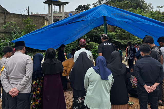 Proses pemakaman IRT yang hanyut terbawa arus gorong-gorong di Jalan Tirtayasa, perbatasan Campang Jaya dan Campang Raya, Sukabumi, Kota Bandar Lampung. | Foto: Sinta Yuliana/Lampung Geh