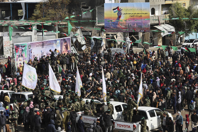 Warga Palestina dan pejuang Hamas berkumpul di lokasi penyerahan dua sandera Israel di Rafah, Jalur Gaza selatan, sebagai bagian dari pembebasan tawanan ketujuh pada 22 Februari 2025. Foto: OMAR AL-QATTAA/AFP