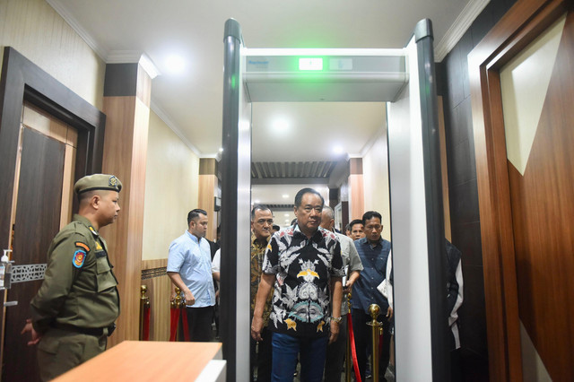 Wakil Gubernur yang kini menjabat Plt Gubernur Sumsel Cik Ujang saat meninjau Kantor Gubernur Sumsel. Foto : Humas Pemprov Sumsel