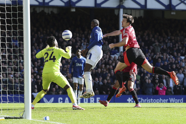 Pemain Everton Beto Betuncal menyundul bola ke arah gawang Manchester United yang dijaga Andre Onana saat Pertandingan Liga Inggris di Goodison Park, Liverpool, Inggris, Sabtu (22/2/2025). Foto: Phil Noble/Reuters