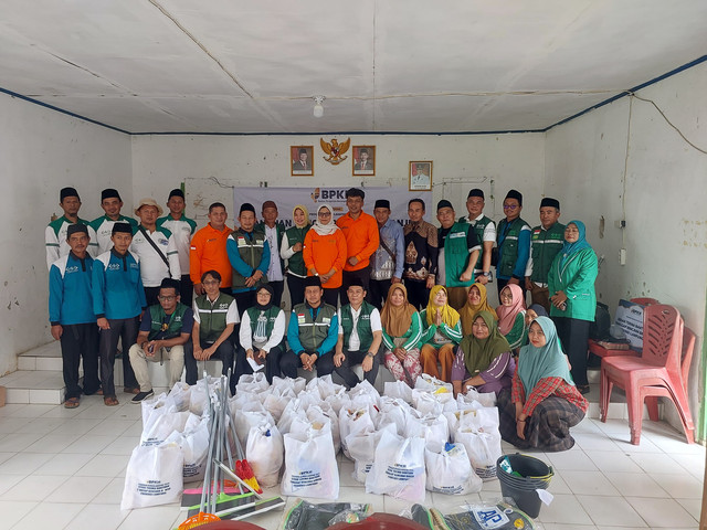 Penyerahan bantuan tanggap bencana bagi warga terdampak banjir di Kabupaten Lampung Timur, yang dilakukan oleh NU Care-LAZISNU berkolaborasi dengan Badan Pengelola Keuangan Haji (BPKH) RI | Foto : Ist