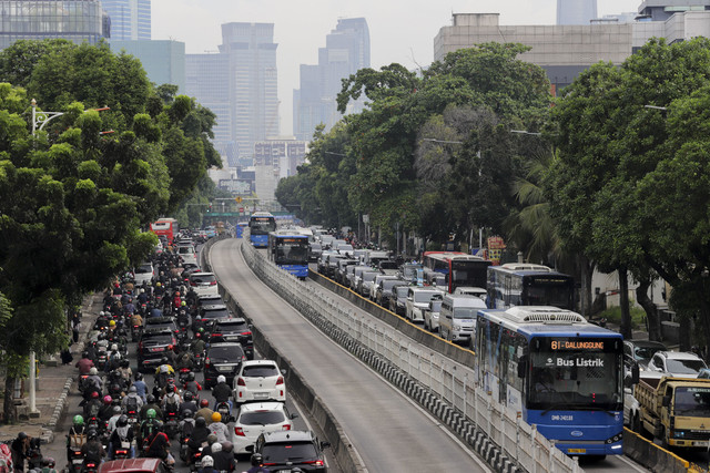 Kemacetan: Sejumlah bus Transjakarta melewati kendaraan yang terjebak kemacetan di Jakarta. Foto: Dicky Adam Sidiq/kumparan