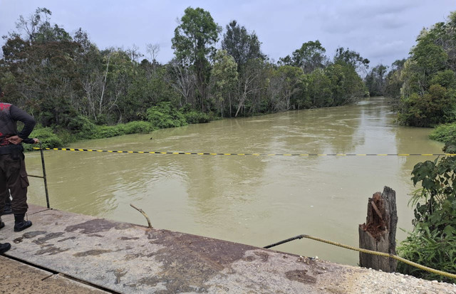 Truk Colt Diesel pengangkut pekerja PT NWR masuk ke Sungai Segati, Kecamatan Langgam, Kabupaten Pelalawan, Riau. Foto: Istimewa