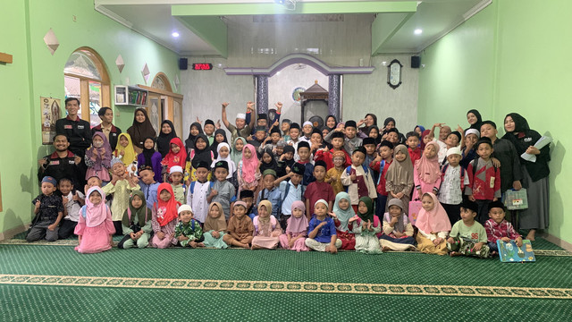 Foto Bersama setelah acara Isra' Mi'raj dengan anak-anak TPQ Masjid Muttaqin.