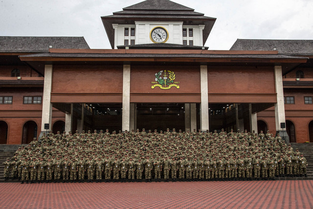 Sejumlah kepala daerah berswafoto saat Retret Kepala Daerah di Akademi Militer, Magealang, Jawa Tengah, Jumat (21/2/2025). Foto: Aditya Aji/AFP