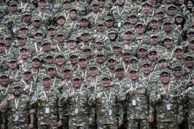 Sejumlah kepala daerah menyanyikan yel-yel saat Retret Kepala Daerah di Akademi Militer, Magealang, Jawa Tengah, Jumat (21/2/2025). Foto: Aditya Aji/AFP