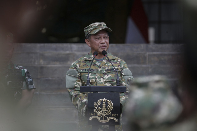 Menteri Dalam Negeri Tito Karnavian menyampaikan sambutan saat Retret Kepala Daerah di Akademi Militer, Magealang, Jawa Tengah, Jumat (21/2/2025). Foto: Aditya Aji/AFP