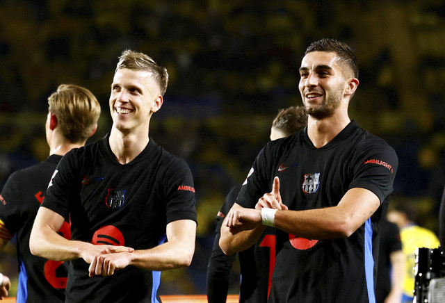 Ferran Torres dari FC Barcelona merayakan gol kedua dengan Dani Olmo pada pertandingan Liga Spanyol antara Las Palmas vs FC Barcelona di Estadio Gran Canaria, Las Palmas, Spanyol, Minggu (23/2/2025) dini hari WIB. Foto: Borja Suarez/REUTERS