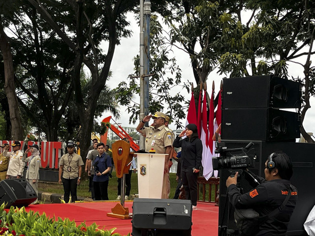 Wakil Gubenur Jakarta Rano Karno memimpin Apel Siaga Jakarta di Waduk Pluit, Jakarta Utara, Minggu (23/2/2025). Foto: Rayyan Farhansyah/kumparan