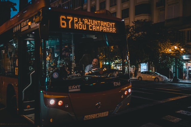 Jadwal Bus Trenggalek-Surabaya (Foto hanya ilustrasi, bukan bus dengan jurusan sebenarnya) Sumber: unsplash/ Yunming Wang