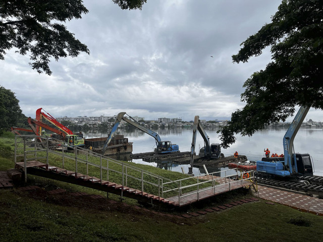 Wakil Gubenur Jakarta Rano Karno tinjau alat berat untuk pengerukan Waduk Pluit, Jakarta Utara, Minggu (23/2/2025). Foto: Rayyan Farhansyah/kumparan