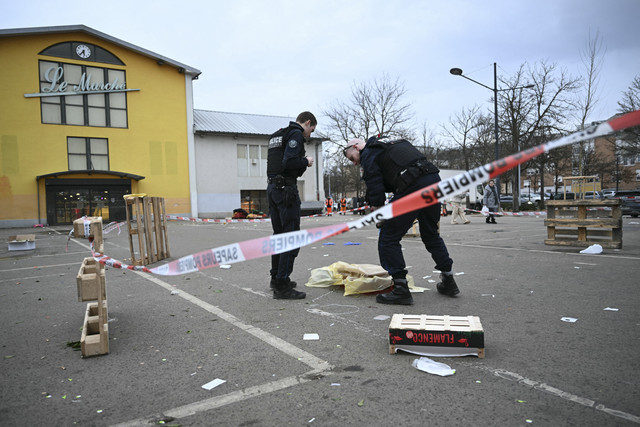 Seorang penyelidik polisi forensik Prancis bekerja untuk mengumpulkan bukti di lokasi serangan senjata tajam yang menewaskan satu orang dan melukai dua petugas polisi kota di Mulhouse, Prancis timur, Sabtu (22/2/2025). Foto: Sebastien Bozon/AFP