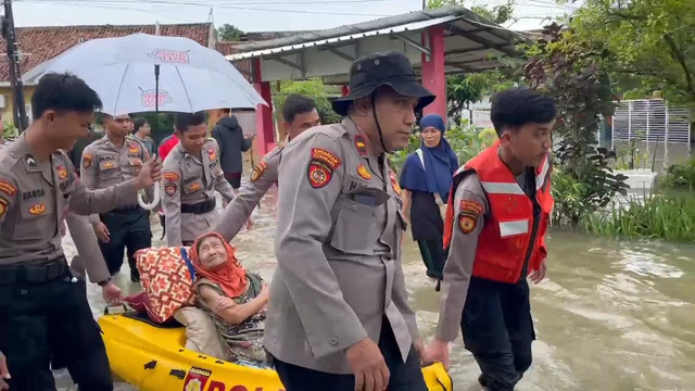 Polisi saat mengevakuasi lansia yang terjebak banjir di Tanjung Senang. | Foto: Sinta Yuliana/Lampung Geh