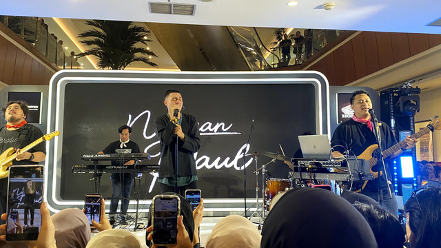 Nyoman Paul tampil sebagai guest star di acara Public Launching 'New Honda PCX 160 Truly Exceptional' di Atrium Ayani Mega Mall Pontianak. Foto: Alycia Tracy Nabila/Hi!Pontianak