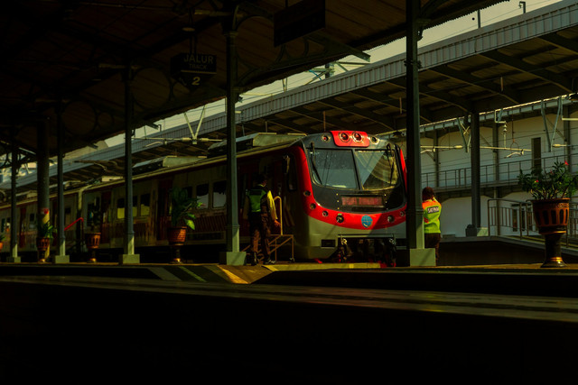 Rute kereta Tawang Jaya. Foto suasana di stasiun kereta api. Sumber: Unsplash/Bantar Prakoso