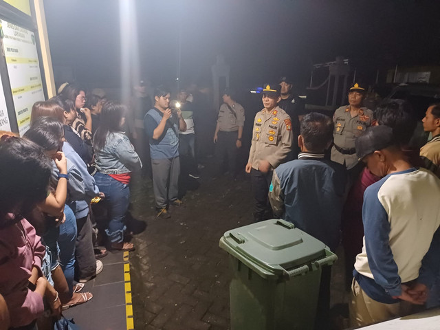 Polisi gerebek tempat karaoke di Tangerang Selatan. Foto: Dok. Istimewa