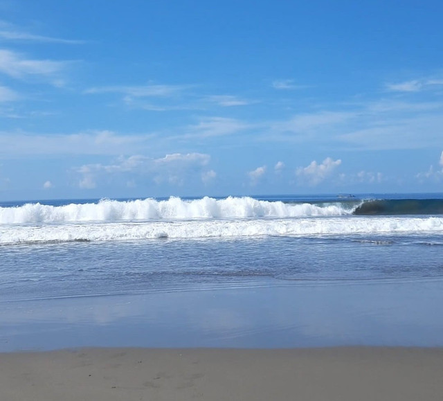 Pantai yang bersih bentuk manfaat menerapkan eco-traveling. Kredit foto: Hafizah Sri Wahyuni