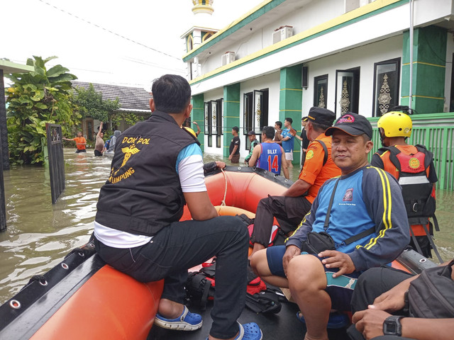 Kemensos Salurkan Bantuan Korban Banjir Bandar Lampung. Foto: Dok. Kemensos