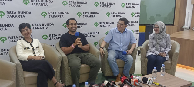 Muhammad Khairi dalam konferensi pers persalinan istrinya, Kiky Saputri, RSIA Bunda Jakarta, Menteng, Jakarta Pusat, Minggu (23/2/2025). Foto: Giovanni/kumparan