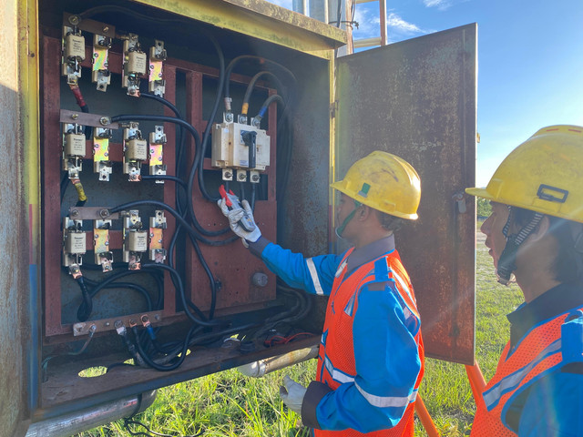 Petugas pelayanan teknis PLN lakukan pengecekan dan pengukuran di gardu listrik. Foto: Dok. PLN Kalbar