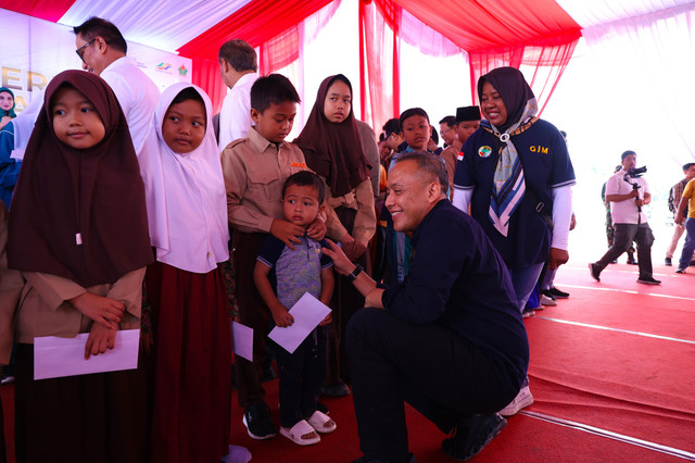 PTPN IV PalmCo saat membagikan PMT kepada anak-anak. Foto: Dok.PTPN XIII