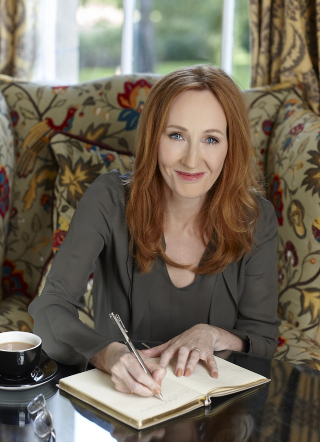 Sosok J.K. Rowling, penulis hebat di balik suksesnya Harry Potter. foto: https://www.jkrowling.com/