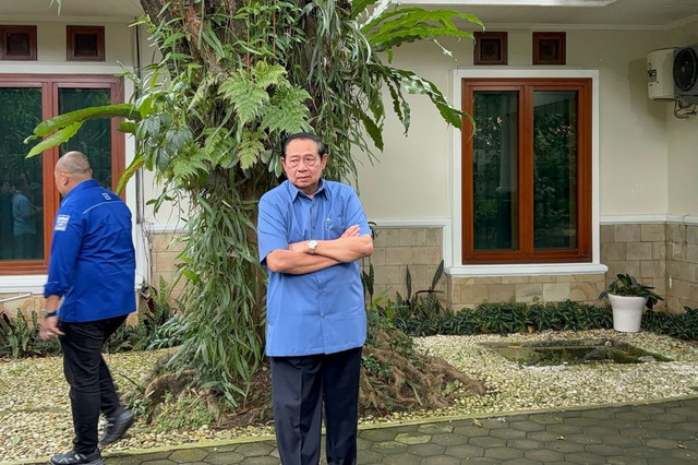 Presiden ke-6 Susilo Bambang Yudhoyono (SBY) menerima silaturahmi 38 ketua DPD Partai Demokrat di rumahnya, di Cikeas, Bogor, Minggu (23/2/2025). Foto: Abid Raihan/kumparan