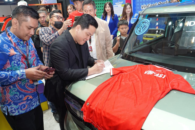 Ketua Umum PSSI Erick Thohir menandatangani nota kesepahaman (MoU) dengan VinFast Indonesia sebagai mitra resmi Timnas Indonesia. Foto: VinFast