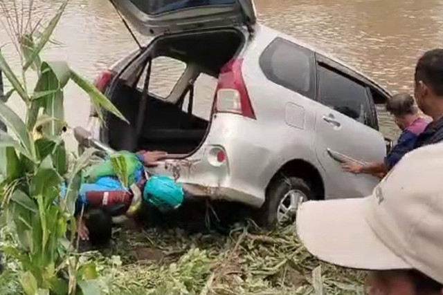 Evakuasi mobil yang tercebur ke sungai di Kabupaten Bandung, Minggu (23/2/2025). Foto: Dok. Istimewa