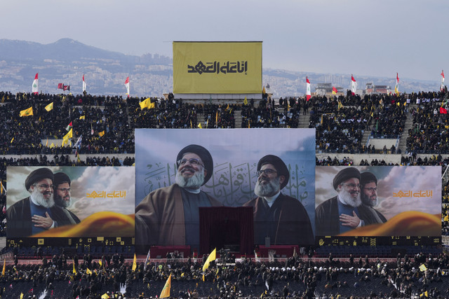 Orang-orang berkumpul untuk menghadiri upacara pemakaman umum pemimpin Hizbullah Hassan Nasrallah dan Hashem Safieddine di Beirut, Libanon, Minggu (23/2/2025). Foto: Ali Allouch/REUTERS