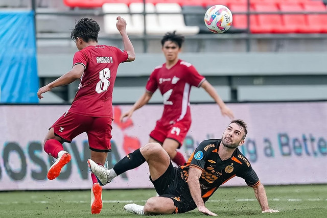 PSM Makassar melawan Persija Jakarta pada pertandingan Liga 1 di Stadion Kapten I Wayan Dipta, Bali, MInggu (23/22025). Foto: Instagram/@persija