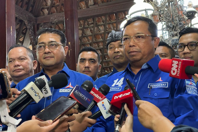 Sekjen Demokrat Teuku Riefky Harsya (kiri) dan Ketua DPP Demokrat Herman Khaeron di Cikeas, Bogor, Minggu (23/2/2025). Foto: Abid Raihan/kumparan