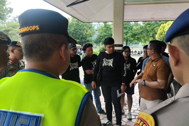 Persiapan pengamanan jelang Band Sukatani manggung di Slawi. Foto: kumparan